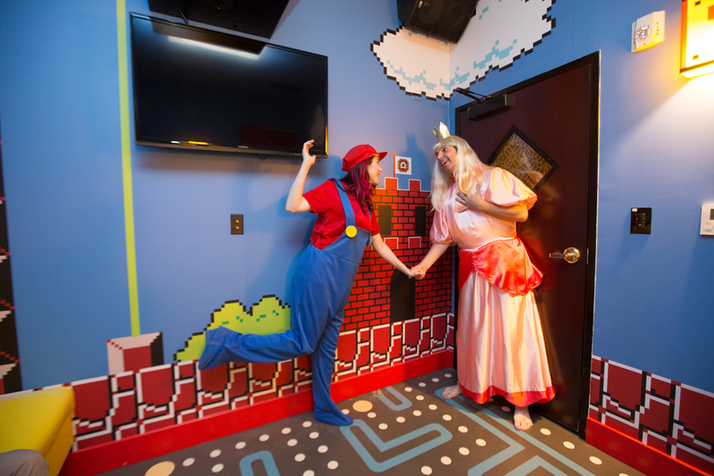 Illustration for article titled Karaoke Bar With Super Mario Bros And Twin Peaks-Themed Rooms